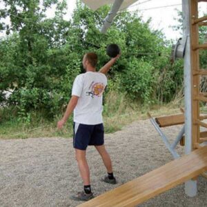 Mand træner med bold i Maxi TræningsPavillonen