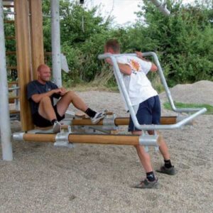 To mænd træner sammen i Maxi TræningsPavillonen