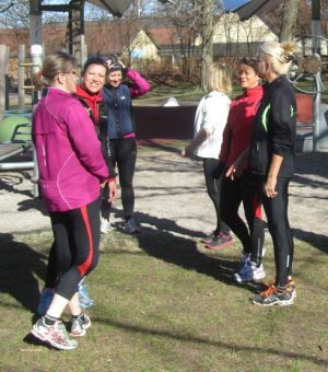 Kvinder træner udendørs i TræningsPavillon